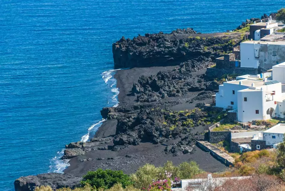 Plage de sable noir sur l'île de Stromboli