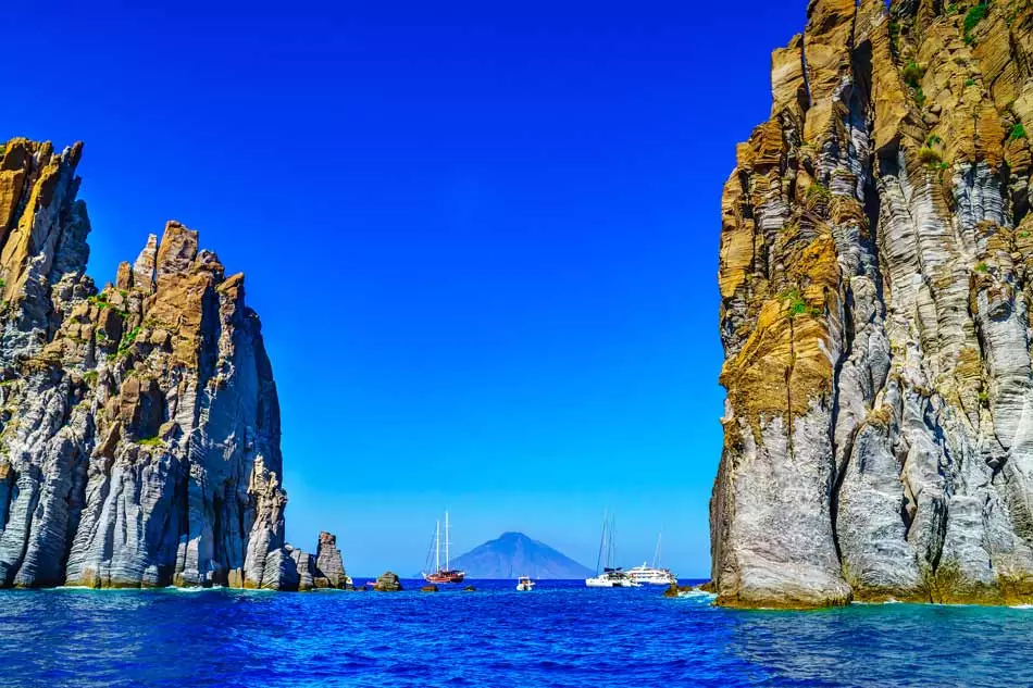 Le Stromboli entre deux rochers