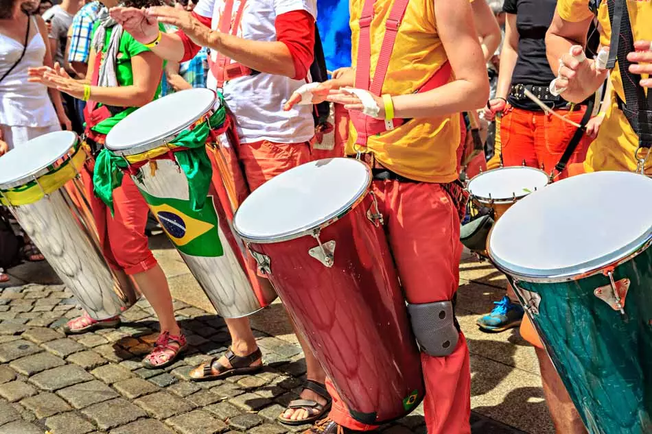 Musiciens pendant le défilé avec les timbals