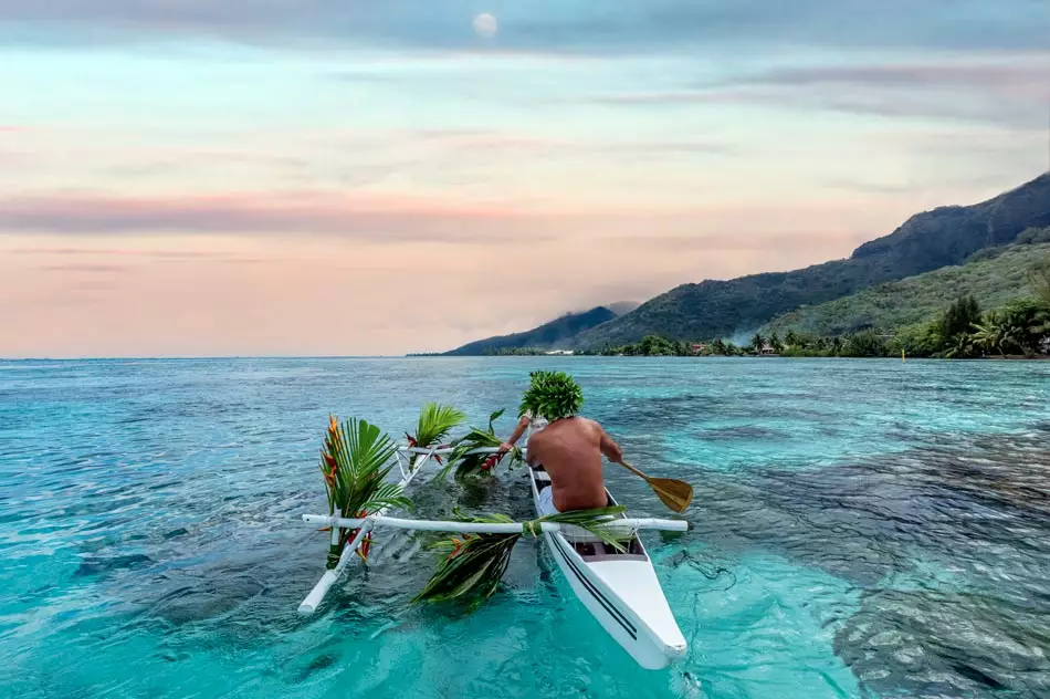 Un polynésien voguant sur ses eaux turquoise