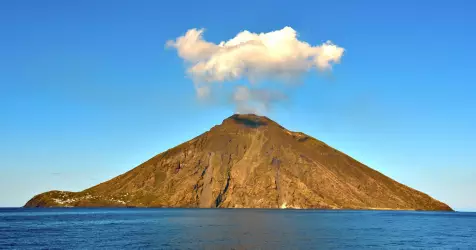 Volcans d´Italie : le Stromboli à découvrir depuis le pont d´un navire