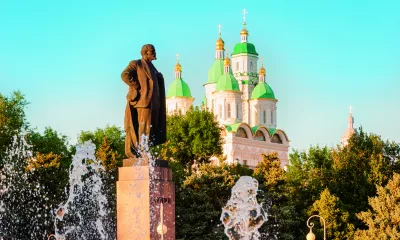 Statue de Lénine et cathédrale de la Dormition - Astrakhan
