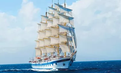 Navigation en parallèle avec le Royal Clipper au sud des îles des Saintes