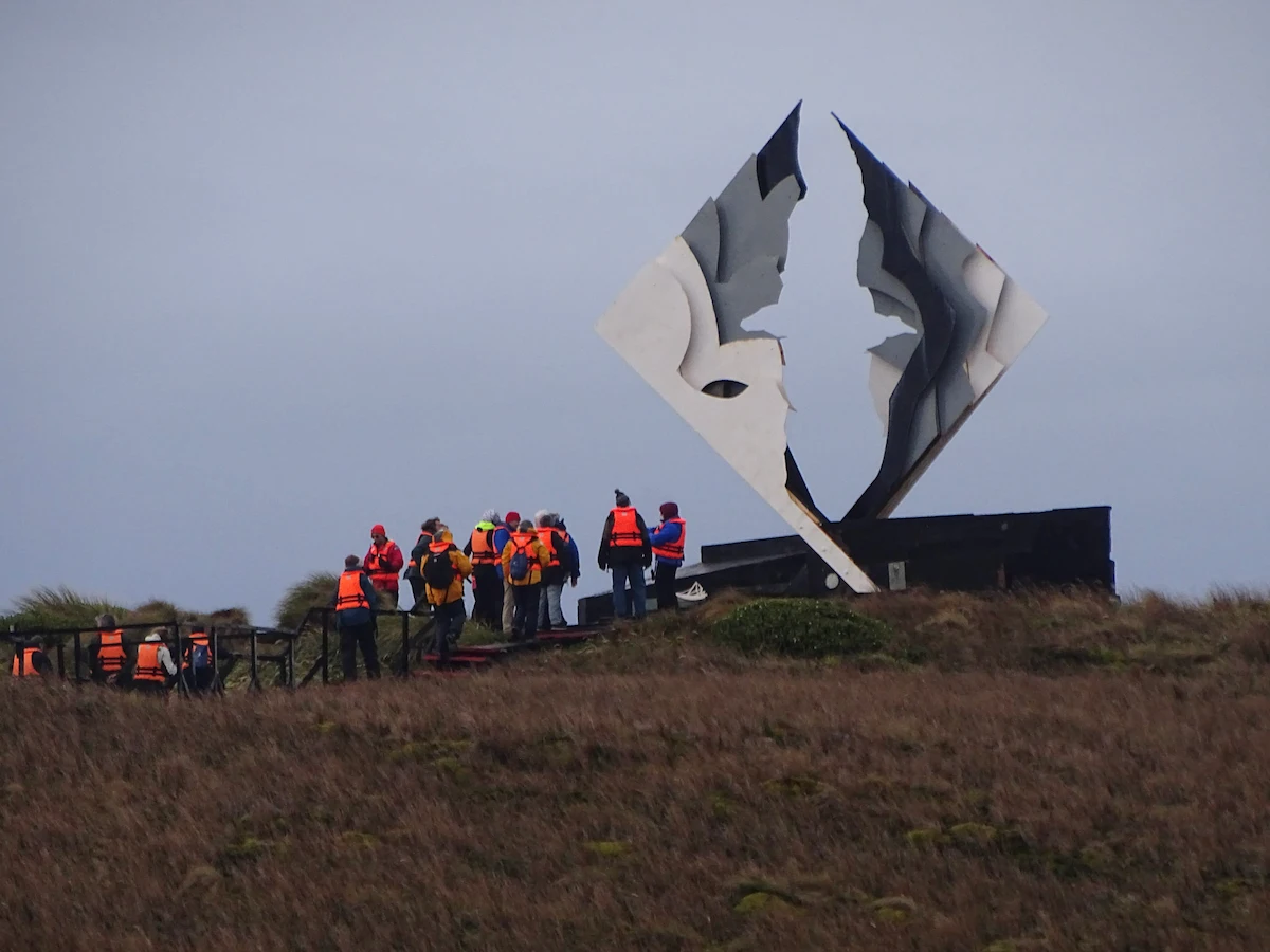Visite du monument de l'albatros au cap Horn
