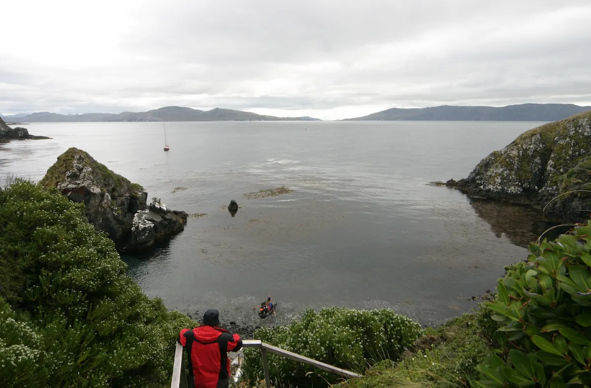 Caleta León, la petite baie protégée où s'effectuent les débarquements pour visiter le site. Les voiliers mouillent ici pour plus de sécurité.