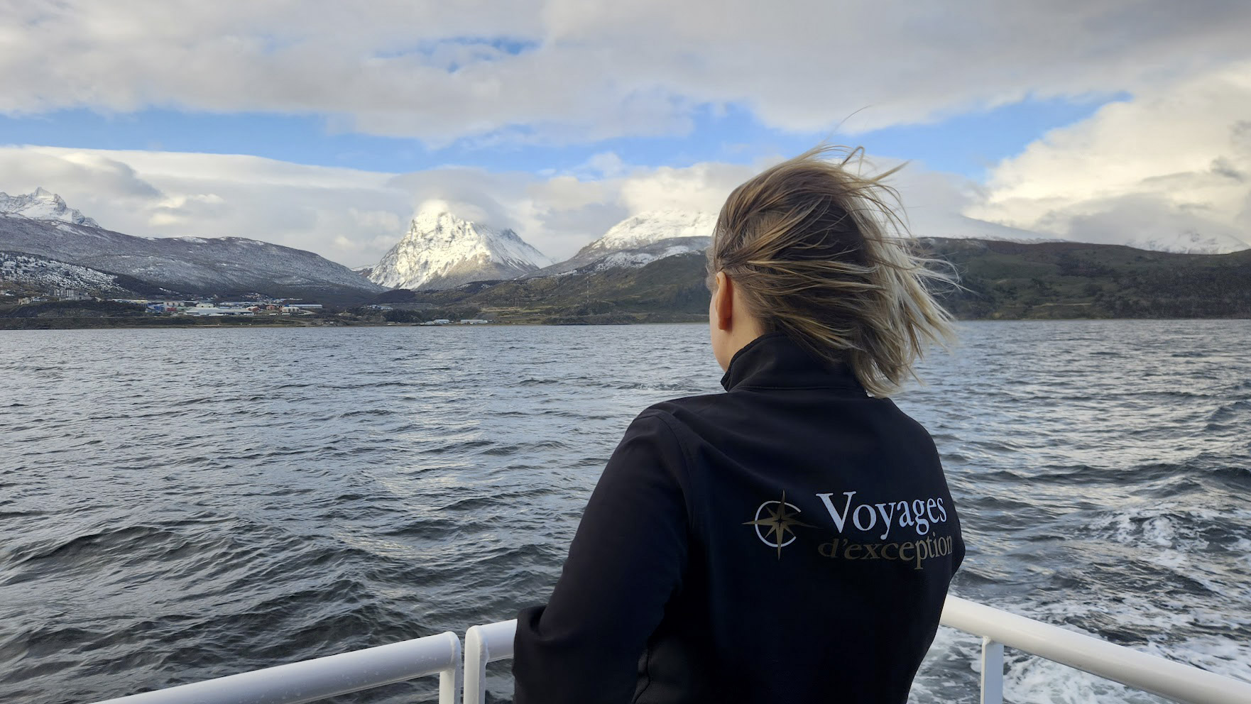 Un navire au départ d'Ushuaïa dans le Canal Beagle