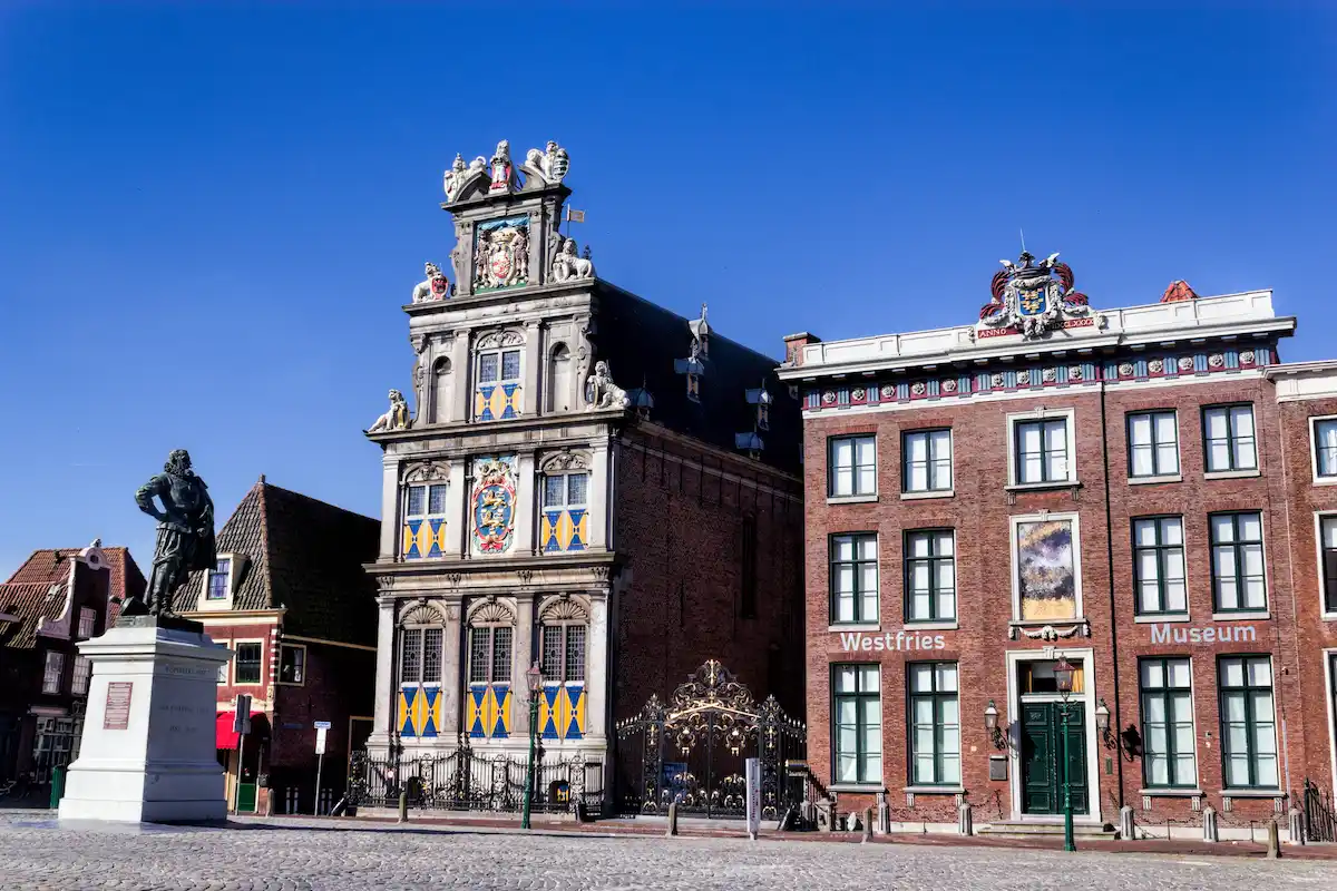 Rode Steen, place centrale de Hoorn, ville natale de Willem Schouten
