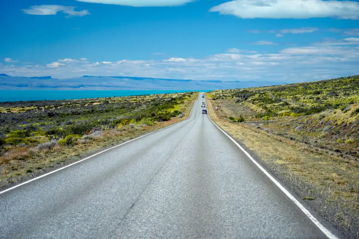 Une route permet d'accéder au lac Argentino