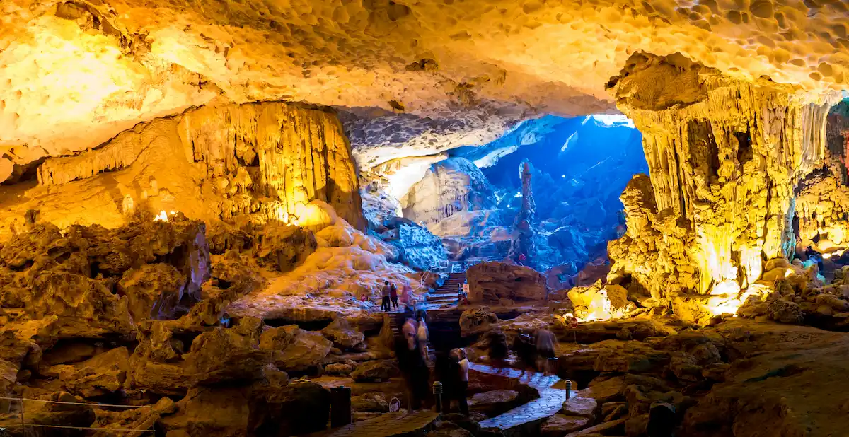 La baie d'Halong renferme de nombreuses cavernes et grottes