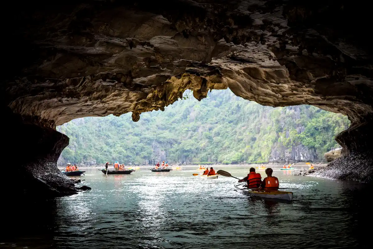 Kayak dans la baie d'Halong