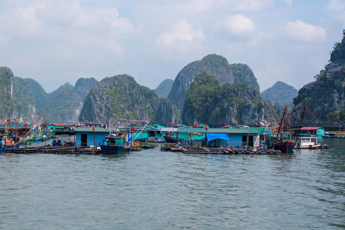Village de pêcheur dans la baie d'Halong