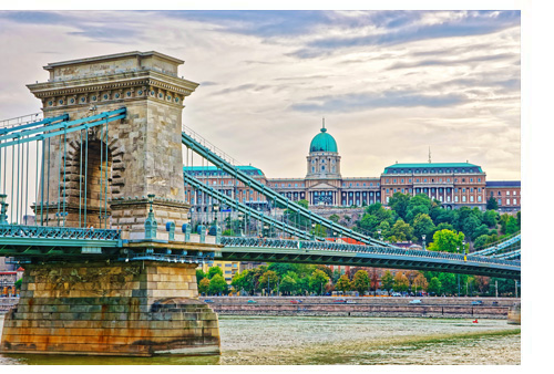 Palais royal et pont des chaînes à Budapest en Hongrie