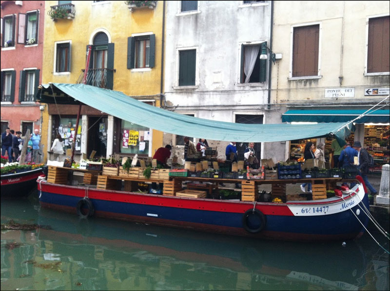 Marchand de légumes et de fruits à Venise