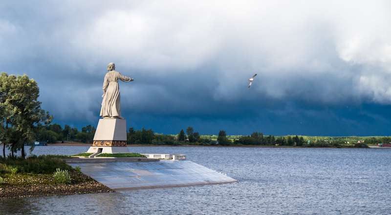 Statue de la mère Volga lors d'une croisière en Russie